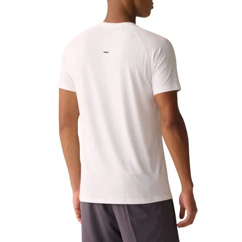 Camiseta masculina branca Fila vista traseira destacando ajuste e conforto